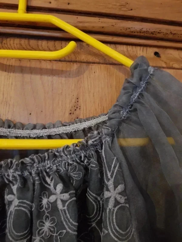 Nieuwe grijze blouse met sluier – photo 3